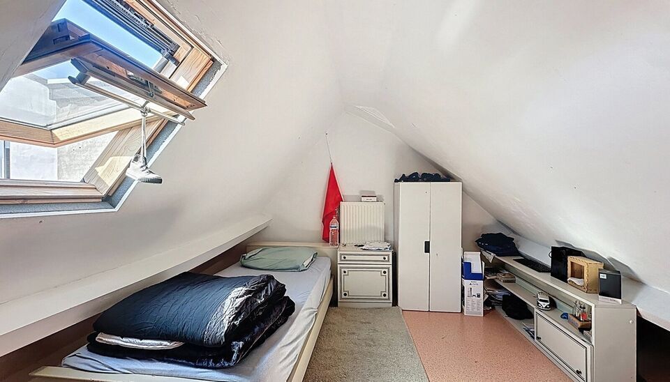 In een kalm en aangenaam straatje vlak bij de levendige Bredabaan bevindt zich deze charmante woning met drie slaapkamers. De woning biedt een praktische indeling en is ideaal voor starters, jonge gezinnen of investeerders.
Op het gelijkvloers vind je een