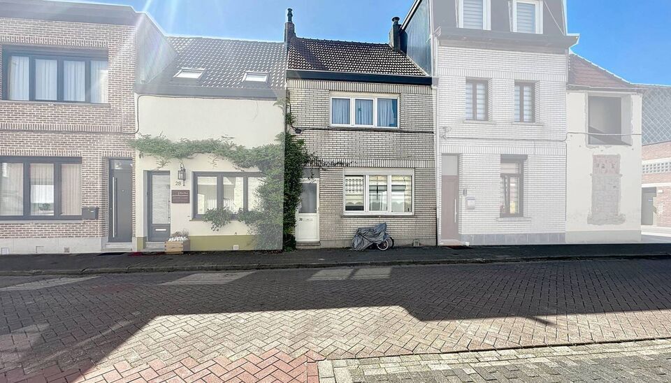 In een kalm en aangenaam straatje vlak bij de levendige Bredabaan bevindt zich deze charmante woning met drie slaapkamers. De woning biedt een praktische indeling en is ideaal voor starters, jonge gezinnen of investeerders.
Op het gelijkvloers vind je een