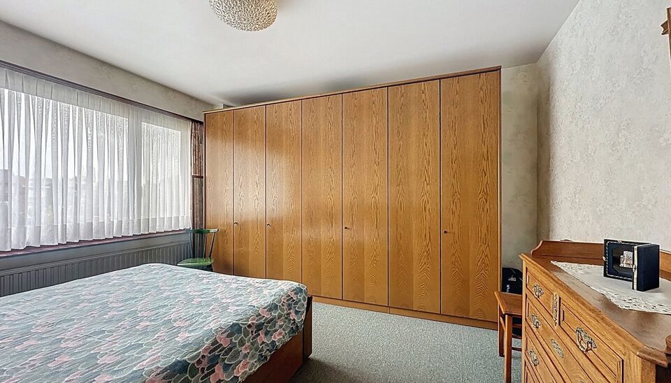 Piekfijn onderhouden bel-etagewoning met zonnige tuin, gelegen op wandelafstand van park Rozendaal.
Op het gelijkvloers bevindt zich een ruime inkomhal met apart gastentoilet en vestiaire. Daarnaast is er een bureel/hobbyruimte (ca. 8 m&sup2;) met aansluitend