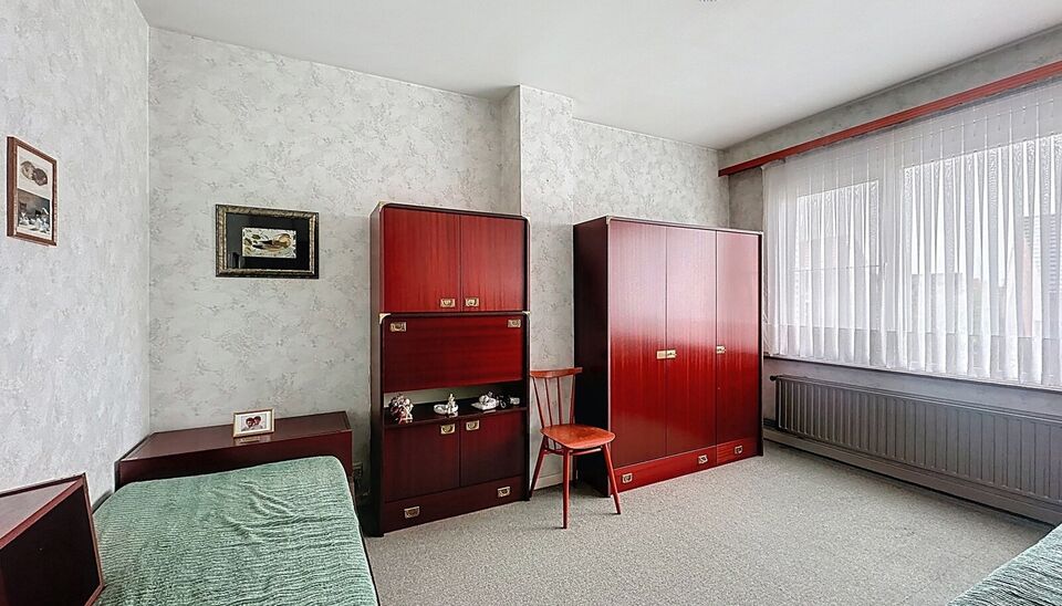 Piekfijn onderhouden bel-etagewoning met zonnige tuin, gelegen op wandelafstand van park Rozendaal.
Op het gelijkvloers bevindt zich een ruime inkomhal met apart gastentoilet en vestiaire. Daarnaast is er een bureel/hobbyruimte (ca. 8 m&sup2;) met aansluitend