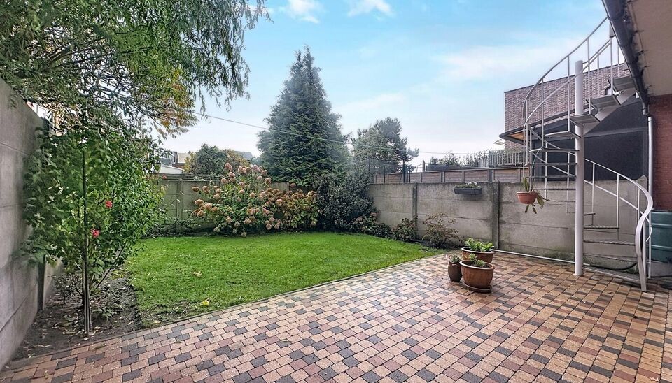 Piekfijn onderhouden bel-etagewoning met zonnige tuin, gelegen op wandelafstand van park Rozendaal.
Op het gelijkvloers bevindt zich een ruime inkomhal met apart gastentoilet en vestiaire. Daarnaast is er een bureel/hobbyruimte (ca. 8 m&sup2;) met aansluitend