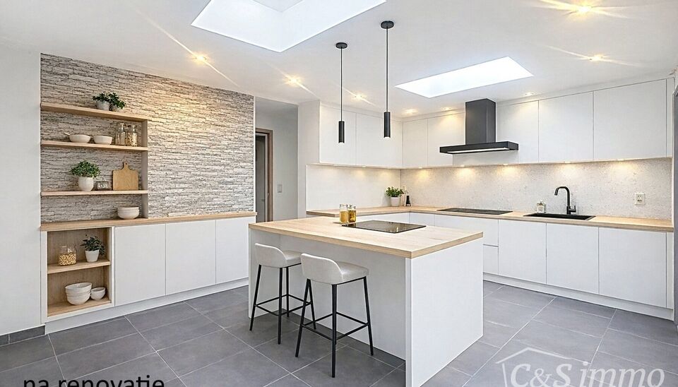 Op zoek naar een woning met potentieel op een centrale ligging? Deze te renoveren woning in Merksem biedt tal van mogelijkheden voor wie graag zijn eigen stempel drukt.

Op het gelijkvloers bevindt zich een gezellige leefruimte met aansluitend de keuken. 