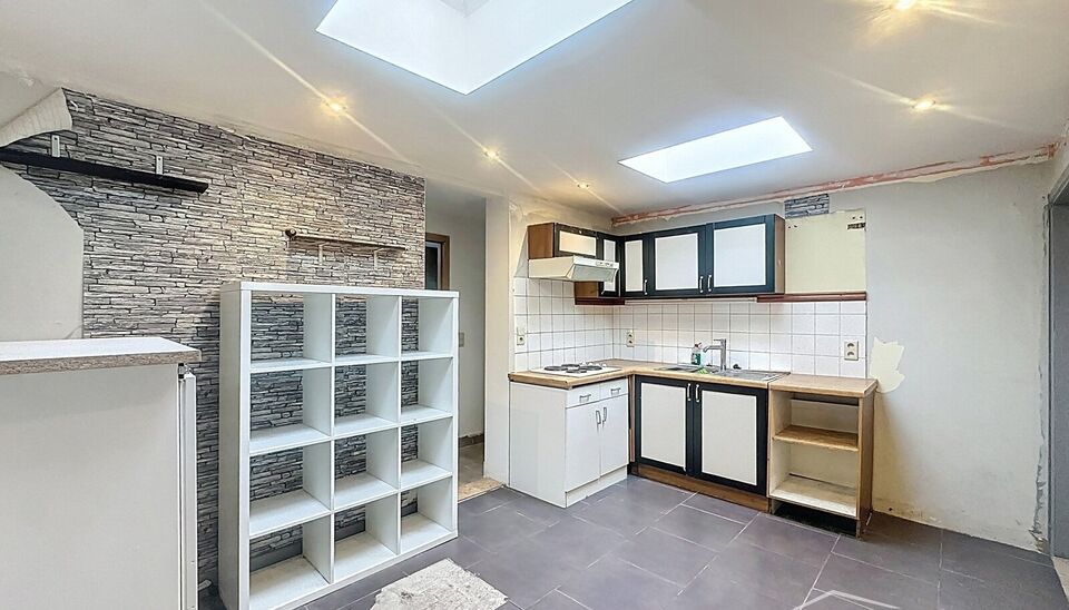 Op zoek naar een woning met potentieel op een centrale ligging? Deze te renoveren woning in Merksem biedt tal van mogelijkheden voor wie graag zijn eigen stempel drukt.

Op het gelijkvloers bevindt zich een gezellige leefruimte met aansluitend de keuken. 