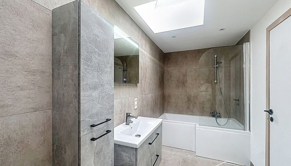 Op zoek naar een woning met potentieel op een centrale ligging? Deze te renoveren woning in Merksem biedt tal van mogelijkheden voor wie graag zijn eigen stempel drukt.

Op het gelijkvloers bevindt zich een gezellige leefruimte met aansluitend de keuken. 