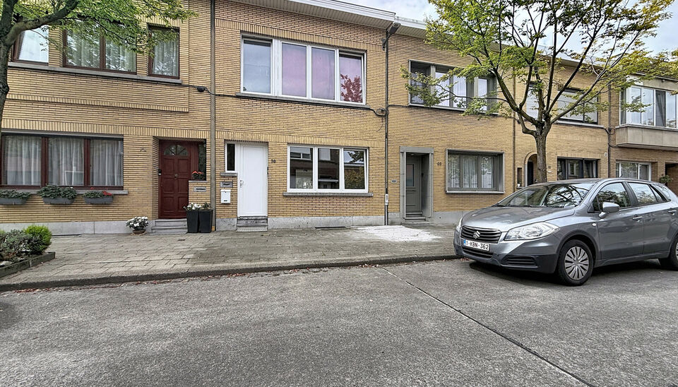 Instapklare woning aan natuurreservaat &rsquo;t Asbroek, volledig gerenoveerd in 2020 en momenteel ingedeeld in twee afzonderlijke wooneenheden. Op het gelijkvloers bevindt zich een inkomhal met ruime berging. De woonkamer van ca. 32 m&sup2; is afgewerkt met kera