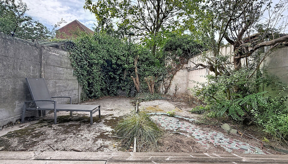 Instapklare woning aan natuurreservaat &rsquo;t Asbroek, volledig gerenoveerd in 2020 en momenteel ingedeeld in twee afzonderlijke wooneenheden. Op het gelijkvloers bevindt zich een inkomhal met ruime berging. De woonkamer van ca. 32 m&sup2; is afgewerkt met kera