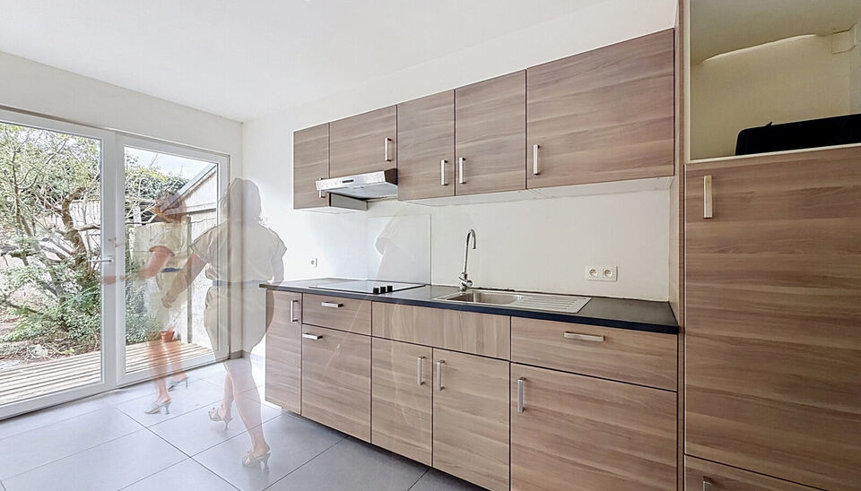 Instapklare woning aan natuurreservaat &rsquo;t Asbroek, volledig gerenoveerd in 2020 en momenteel ingedeeld in twee afzonderlijke wooneenheden. Op het gelijkvloers bevindt zich een inkomhal met ruime berging. De woonkamer van ca. 32 m&sup2; is afgewerkt met kera
