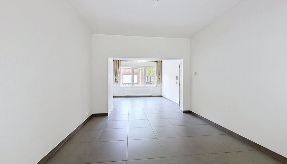 Instapklare woning aan natuurreservaat &rsquo;t Asbroek, volledig gerenoveerd in 2020 en momenteel ingedeeld in twee afzonderlijke wooneenheden. Op het gelijkvloers bevindt zich een inkomhal met ruime berging. De woonkamer van ca. 32 m&sup2; is afgewerkt met kera