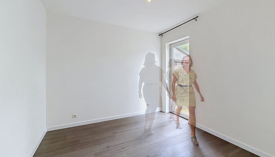 Instapklare woning aan natuurreservaat &rsquo;t Asbroek, volledig gerenoveerd in 2020 en momenteel ingedeeld in twee afzonderlijke wooneenheden. Op het gelijkvloers bevindt zich een inkomhal met ruime berging. De woonkamer van ca. 32 m&sup2; is afgewerkt met kera