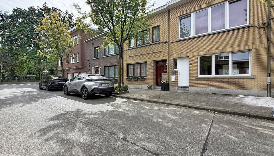 Instapklare woning aan natuurreservaat &rsquo;t Asbroek, volledig gerenoveerd in 2020 en momenteel ingedeeld in twee afzonderlijke wooneenheden. Op het gelijkvloers bevindt zich een inkomhal met ruime berging. De woonkamer van ca. 32 m&sup2; is afgewerkt met kera