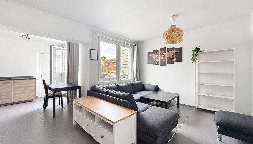 Instapklare woning aan natuurreservaat &rsquo;t Asbroek, volledig gerenoveerd in 2020 en momenteel ingedeeld in twee afzonderlijke wooneenheden. Op het gelijkvloers bevindt zich een inkomhal met ruime berging. De woonkamer van ca. 32 m&sup2; is afgewerkt met kera