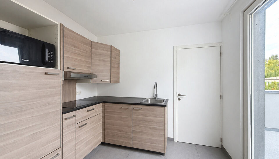 Instapklare woning aan natuurreservaat &rsquo;t Asbroek, volledig gerenoveerd in 2020 en momenteel ingedeeld in twee afzonderlijke wooneenheden. Op het gelijkvloers bevindt zich een inkomhal met ruime berging. De woonkamer van ca. 32 m&sup2; is afgewerkt met kera