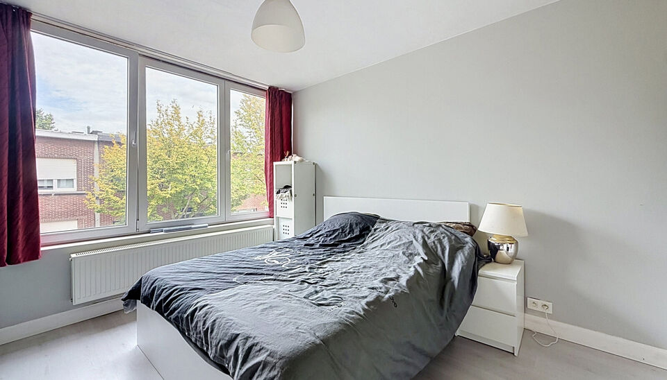 Instapklare woning aan natuurreservaat &rsquo;t Asbroek, volledig gerenoveerd in 2020 en momenteel ingedeeld in twee afzonderlijke wooneenheden. Op het gelijkvloers bevindt zich een inkomhal met ruime berging. De woonkamer van ca. 32 m&sup2; is afgewerkt met kera
