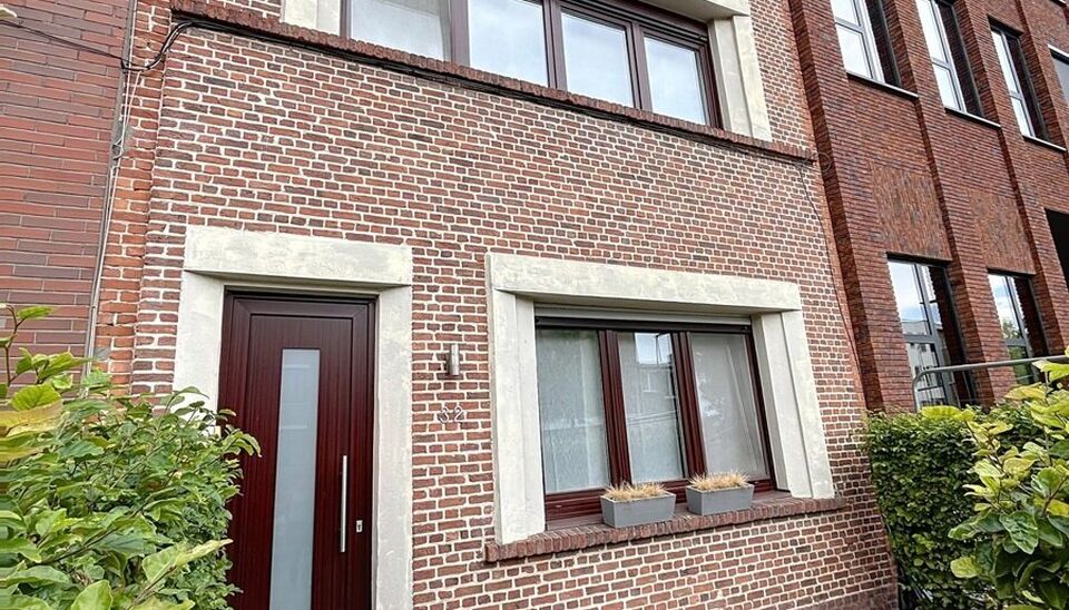 Charmante instapklare gezinswoning in een rustige en kindvriendelijke wijk.
Achter de charmante gevel betreed je een ruime inkomhal op authentieke tegelvloer, met gastentoilet, die je meeneemt naar een sfeervolle en lichtrijke woonkamer (ca. 27 m²) op pl