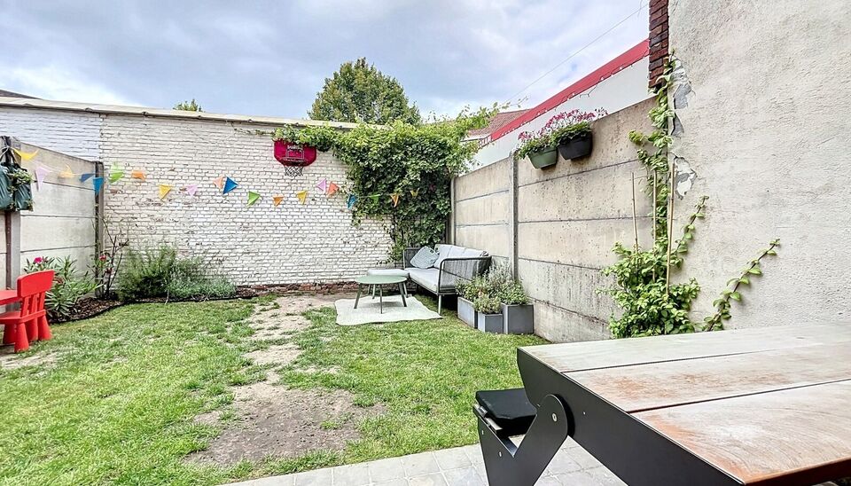 Charmante instapklare gezinswoning in een rustige en kindvriendelijke wijk.
Achter de charmante gevel betreed je een ruime inkomhal op authentieke tegelvloer, met gastentoilet, die je meeneemt naar een sfeervolle en lichtrijke woonkamer (ca. 27 m²) op pl