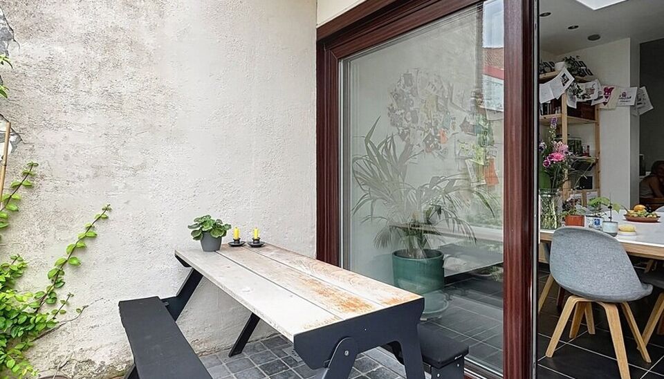 Charmante instapklare gezinswoning in een rustige en kindvriendelijke wijk.
Achter de charmante gevel betreed je een ruime inkomhal op authentieke tegelvloer, met gastentoilet, die je meeneemt naar een sfeervolle en lichtrijke woonkamer (ca. 27 m²) op pl
