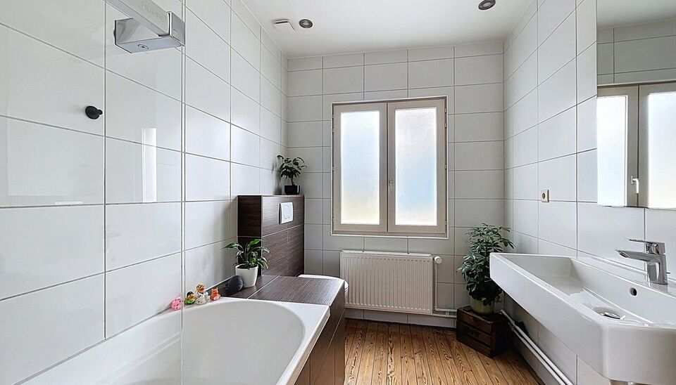 Charmante instapklare gezinswoning in een rustige en kindvriendelijke wijk.
Achter de charmante gevel betreed je een ruime inkomhal op authentieke tegelvloer, met gastentoilet, die je meeneemt naar een sfeervolle en lichtrijke woonkamer (ca. 27 m²) op pl