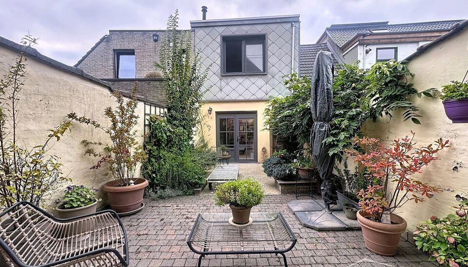 In het hart van Wilrijk, op wandelafstand van de Bist, bevindt zich dit gezellig en goed onderhouden huisje vol karakter en comfort. De woning werd volledig gerenoveerd in 2008 en combineert hedendaags wooncomfort met een warme, huiselijke sfeer.
Bij het