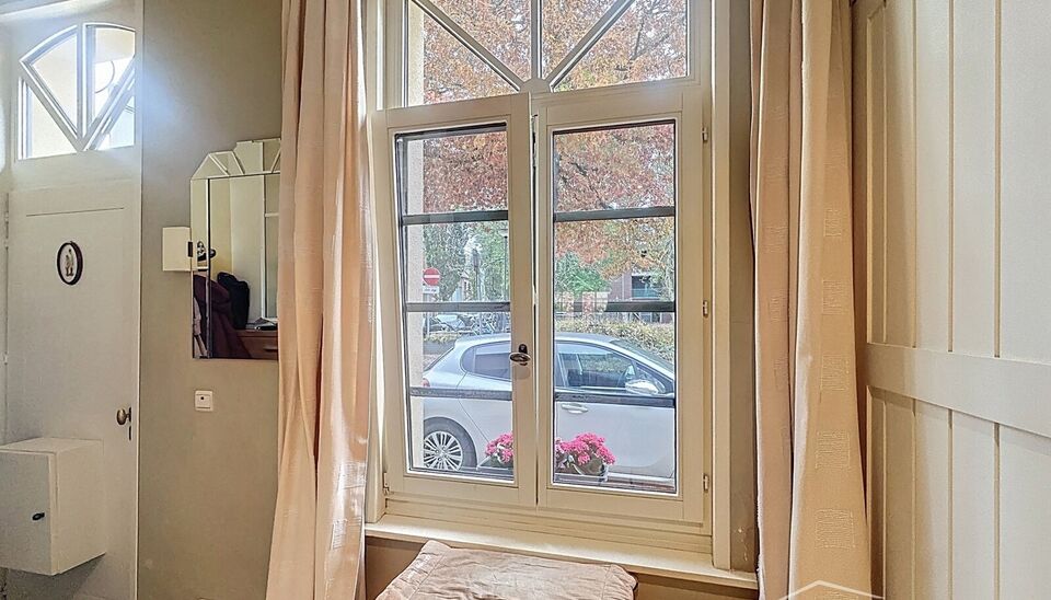 In het hart van Wilrijk, op wandelafstand van de Bist, bevindt zich dit gezellig en goed onderhouden huisje vol karakter en comfort. De woning werd volledig gerenoveerd in 2008 en combineert hedendaags wooncomfort met een warme, huiselijke sfeer.
Bij het