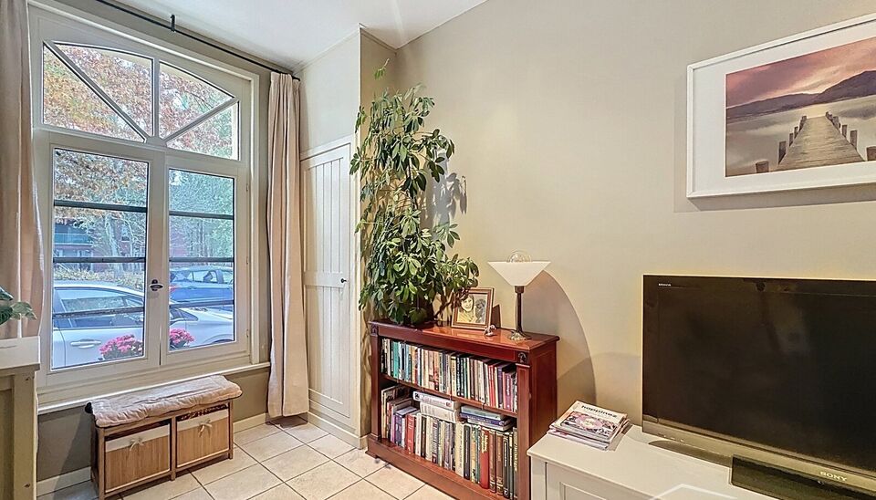 In het hart van Wilrijk, op wandelafstand van de Bist, bevindt zich dit gezellig en goed onderhouden huisje vol karakter en comfort. De woning werd volledig gerenoveerd in 2008 en combineert hedendaags wooncomfort met een warme, huiselijke sfeer.
Bij het