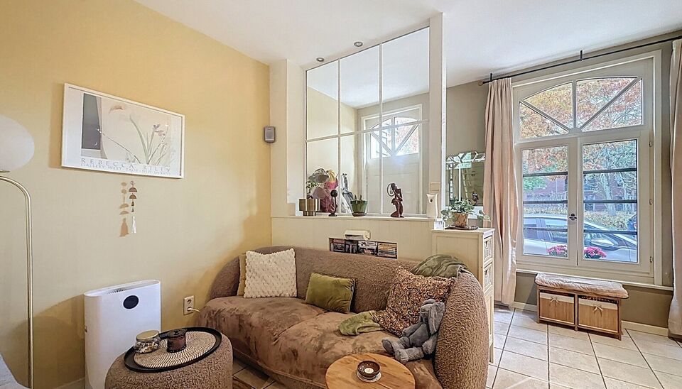 In het hart van Wilrijk, op wandelafstand van de Bist, bevindt zich dit gezellig en goed onderhouden huisje vol karakter en comfort. De woning werd volledig gerenoveerd in 2008 en combineert hedendaags wooncomfort met een warme, huiselijke sfeer.
Bij het