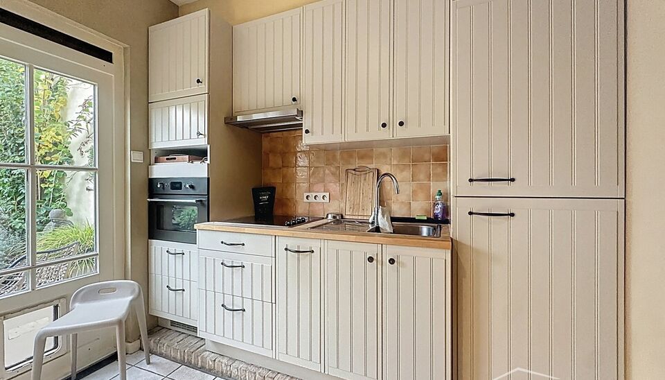 In het hart van Wilrijk, op wandelafstand van de Bist, bevindt zich dit gezellig en goed onderhouden huisje vol karakter en comfort. De woning werd volledig gerenoveerd in 2008 en combineert hedendaags wooncomfort met een warme, huiselijke sfeer.
Bij het