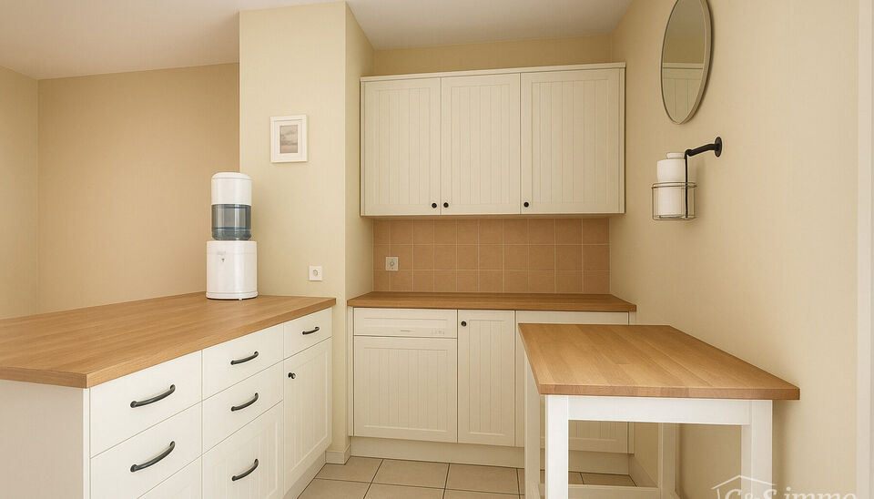 In het hart van Wilrijk, op wandelafstand van de Bist, bevindt zich dit gezellig en goed onderhouden huisje vol karakter en comfort. De woning werd volledig gerenoveerd in 2008 en combineert hedendaags wooncomfort met een warme, huiselijke sfeer.
Bij het