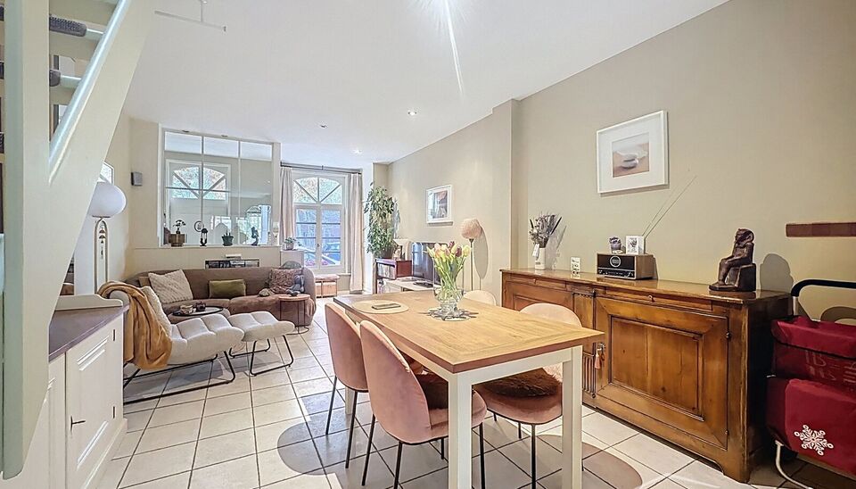 In het hart van Wilrijk, op wandelafstand van de Bist, bevindt zich dit gezellig en goed onderhouden huisje vol karakter en comfort. De woning werd volledig gerenoveerd in 2008 en combineert hedendaags wooncomfort met een warme, huiselijke sfeer.
Bij het