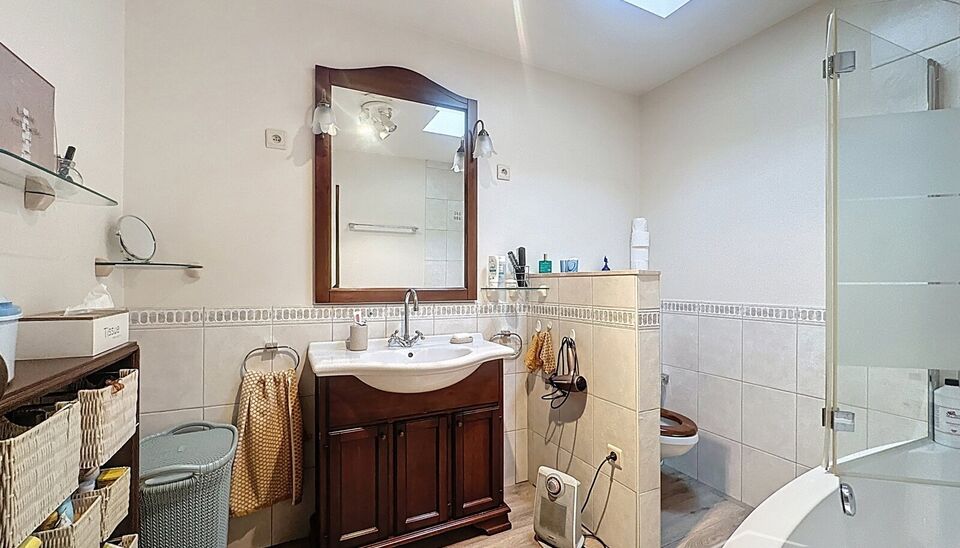 In het hart van Wilrijk, op wandelafstand van de Bist, bevindt zich dit gezellig en goed onderhouden huisje vol karakter en comfort. De woning werd volledig gerenoveerd in 2008 en combineert hedendaags wooncomfort met een warme, huiselijke sfeer.
Bij het