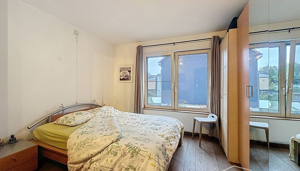 In het hart van Wilrijk, op wandelafstand van de Bist, bevindt zich dit gezellig en goed onderhouden huisje vol karakter en comfort. De woning werd volledig gerenoveerd in 2008 en combineert hedendaags wooncomfort met een warme, huiselijke sfeer.
Bij het