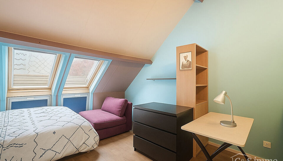 In het hart van Wilrijk, op wandelafstand van de Bist, bevindt zich dit gezellig en goed onderhouden huisje vol karakter en comfort. De woning werd volledig gerenoveerd in 2008 en combineert hedendaags wooncomfort met een warme, huiselijke sfeer.
Bij het