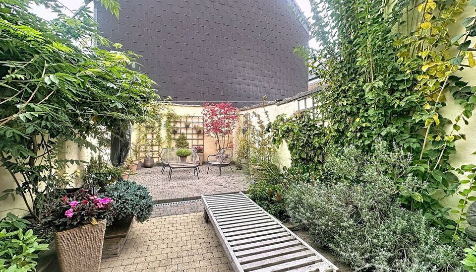 In het hart van Wilrijk, op wandelafstand van de Bist, bevindt zich dit gezellig en goed onderhouden huisje vol karakter en comfort. De woning werd volledig gerenoveerd in 2008 en combineert hedendaags wooncomfort met een warme, huiselijke sfeer.
Bij het