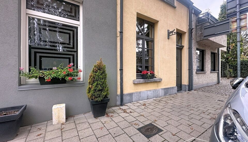 In het hart van Wilrijk, op wandelafstand van de Bist, bevindt zich dit gezellig en goed onderhouden huisje vol karakter en comfort. De woning werd volledig gerenoveerd in 2008 en combineert hedendaags wooncomfort met een warme, huiselijke sfeer.
Bij het