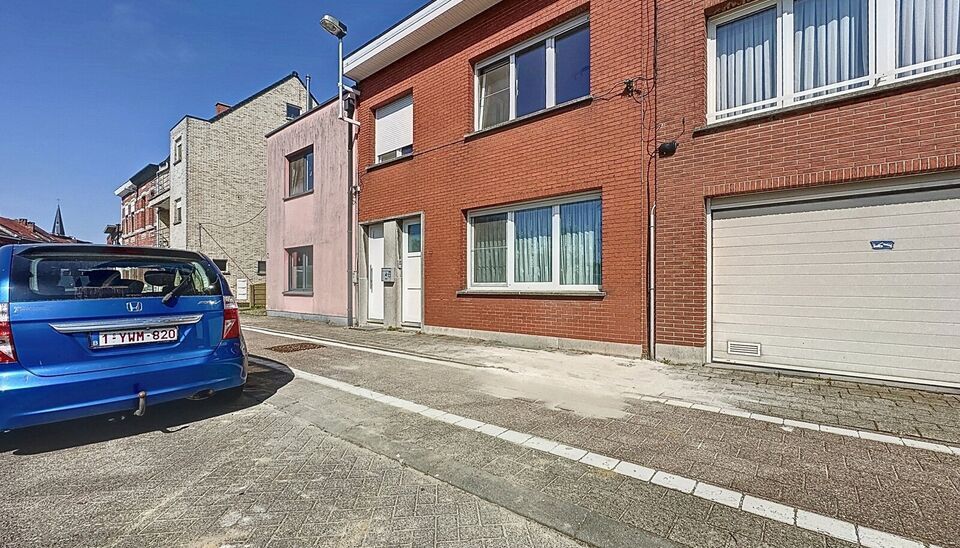 Welkom in deze charmante, volledig gerenoveerde woning (2018) die comfort en functionaliteit perfect combineert. Gelegen in een rustige buurt en voorzien van twee afzonderlijke toegangen. Eén toegang leidt naar het gezellige woongedeelte, de andere biedt