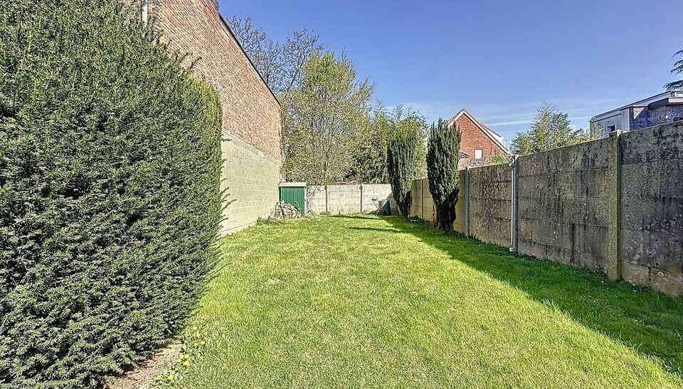 Welkom in deze charmante, volledig gerenoveerde woning (2018) die comfort en functionaliteit perfect combineert. Gelegen in een rustige buurt en voorzien van twee afzonderlijke toegangen. Eén toegang leidt naar het gezellige woongedeelte, de andere biedt