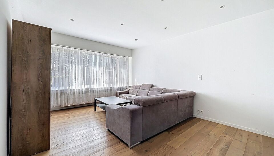 Welkom in deze charmante, volledig gerenoveerde woning (2018) die comfort en functionaliteit perfect combineert. Gelegen in een rustige buurt en voorzien van twee afzonderlijke toegangen. Eén toegang leidt naar het gezellige woongedeelte, de andere biedt