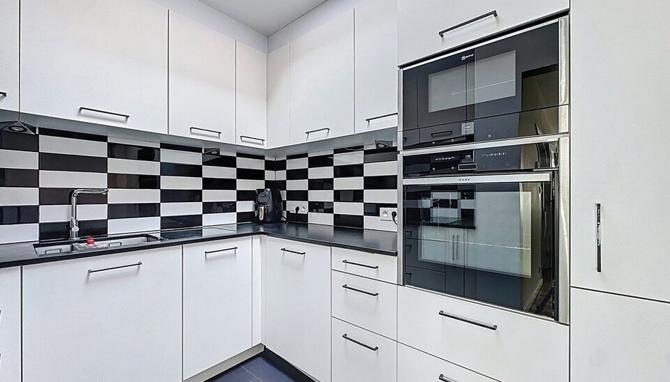 Welkom in deze charmante, volledig gerenoveerde woning (2018) die comfort en functionaliteit perfect combineert. Gelegen in een rustige buurt en voorzien van twee afzonderlijke toegangen. Eén toegang leidt naar het gezellige woongedeelte, de andere biedt
