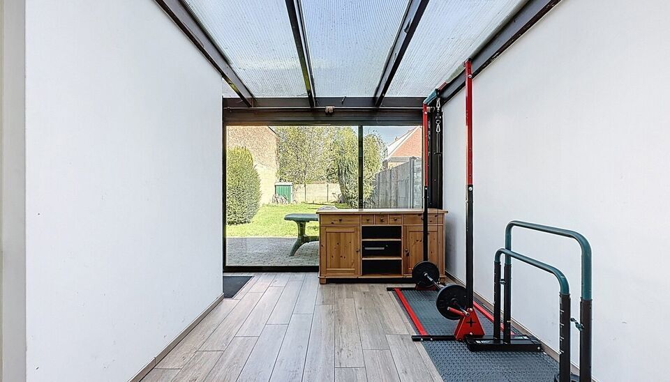 Welkom in deze charmante, volledig gerenoveerde woning (2018) die comfort en functionaliteit perfect combineert. Gelegen in een rustige buurt en voorzien van twee afzonderlijke toegangen. Eén toegang leidt naar het gezellige woongedeelte, de andere biedt