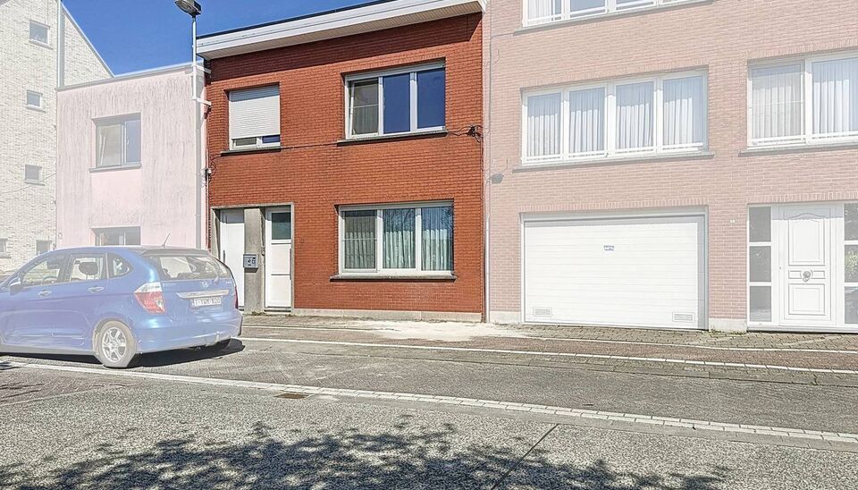 Welkom in deze charmante, volledig gerenoveerde woning (2018) die comfort en functionaliteit perfect combineert. Gelegen in een rustige buurt en voorzien van twee afzonderlijke toegangen. Eén toegang leidt naar het gezellige woongedeelte, de andere biedt