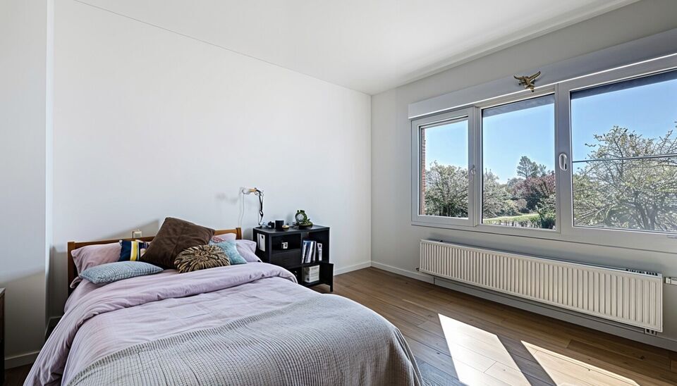 Welkom in deze charmante, volledig gerenoveerde woning (2018) die comfort en functionaliteit perfect combineert. Gelegen in een rustige buurt en voorzien van twee afzonderlijke toegangen. Eén toegang leidt naar het gezellige woongedeelte, de andere biedt