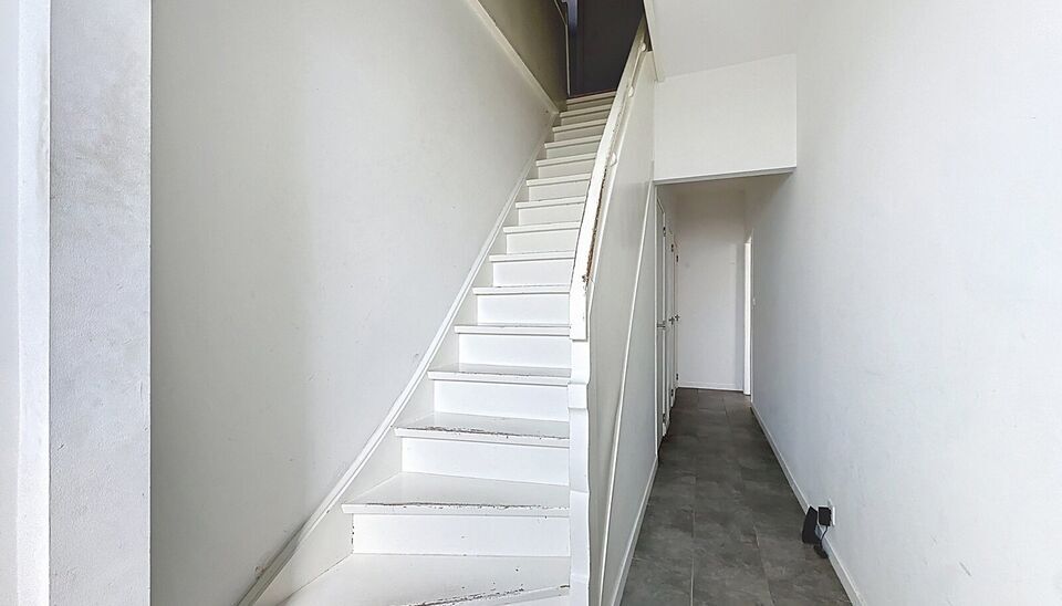 Welkom in deze charmante, volledig gerenoveerde woning (2018) die comfort en functionaliteit perfect combineert. Gelegen in een rustige buurt en voorzien van twee afzonderlijke toegangen. Eén toegang leidt naar het gezellige woongedeelte, de andere biedt