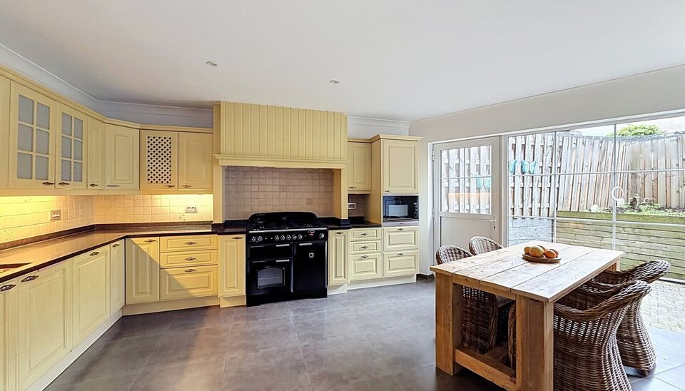 Deze uitzonderlijk ruime, instapklare woning gelegen op de grens Deurne Zuid - Borsbeek met een bewoonbare oppervlakte van maar liefst 353 m&sup2; biedt tal van mogelijkheden. Dankzij de indeling is ze ideaal als kangoeroewoning, zorgwoning, praktijk- of kant
