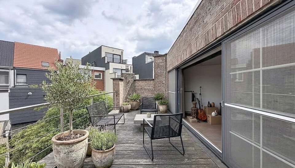 Deze uitzonderlijk ruime, instapklare woning gelegen op de grens Deurne Zuid - Borsbeek met een bewoonbare oppervlakte van maar liefst 353 m&sup2; biedt tal van mogelijkheden. Dankzij de indeling is ze ideaal als kangoeroewoning, zorgwoning, praktijk- of kant