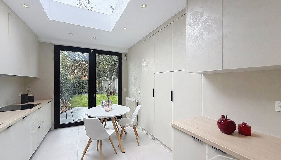 Deze smaakvol gerenoveerde woning ligt in de aangename woonwijk Mariaburg, op wandelafstand van winkels en openbaar vervoer. Bij het binnenkomen wordt u verwelkomd in een gezellige inkomhal. De ruime leefruimte (ca. 33 m&sup2;) met keramische parketvloer slui