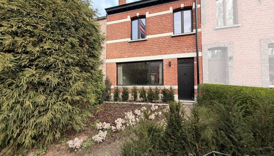 Deze smaakvol gerenoveerde woning ligt in de aangename woonwijk Mariaburg, op wandelafstand van winkels en openbaar vervoer. Bij het binnenkomen wordt u verwelkomd in een gezellige inkomhal. De ruime leefruimte (ca. 33 m&sup2;) met keramische parketvloer slui
