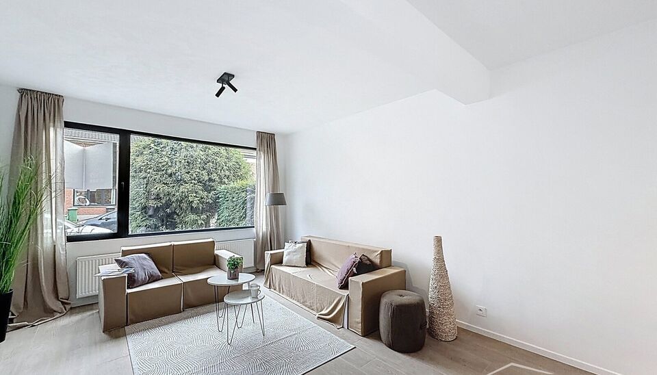 Deze smaakvol gerenoveerde woning ligt in de aangename woonwijk Mariaburg, op wandelafstand van winkels en openbaar vervoer. Bij het binnenkomen wordt u verwelkomd in een gezellige inkomhal. De ruime leefruimte (ca. 33 m&sup2;) met keramische parketvloer slui