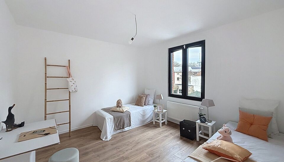 Deze smaakvol gerenoveerde woning ligt in de aangename woonwijk Mariaburg, op wandelafstand van winkels en openbaar vervoer. Bij het binnenkomen wordt u verwelkomd in een gezellige inkomhal. De ruime leefruimte (ca. 33 m&sup2;) met keramische parketvloer slui