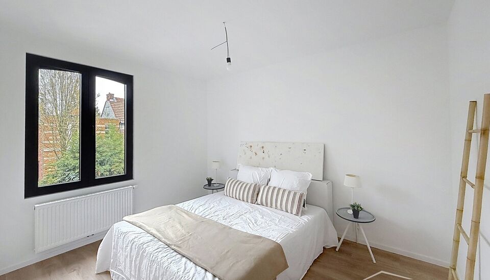 Deze smaakvol gerenoveerde woning ligt in de aangename woonwijk Mariaburg, op wandelafstand van winkels en openbaar vervoer. Bij het binnenkomen wordt u verwelkomd in een gezellige inkomhal. De ruime leefruimte (ca. 33 m&sup2;) met keramische parketvloer slui