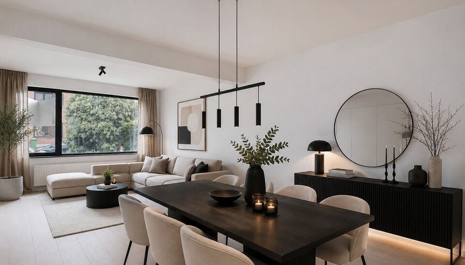 Deze smaakvol gerenoveerde woning ligt in de aangename woonwijk Mariaburg, op wandelafstand van winkels en openbaar vervoer. Bij het binnenkomen wordt u verwelkomd in een gezellige inkomhal. De ruime leefruimte (ca. 33 m&sup2;) met keramische parketvloer slui