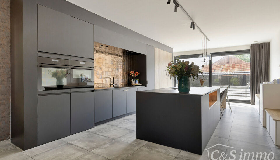 Deze stijlvolle halfopen bebouwing combineert een hoogwaardige afwerking, moderne technieken en een uitstekende energieprestatie. Gelegen in een rustige, kindvriendelijke woonwijk, bevindt de woning zich op wandelafstand van het centrum van Gooreind, scho